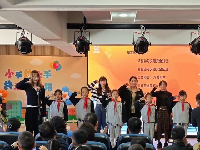 漫画书签守护出行小学生交通安全宣传活动启动